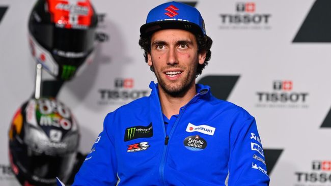 Alex Rins kedapatan ikut menyaksikan kualifikasi MotoGP Jerman 2022 dari pinggir lintasan Sirkuit Sachsenring dengan memakai helm.
