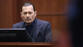 Howard Stern Nilai Johnny Depp Lebay saat Bersaksi di Persidangan