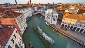FOTO: Seniman Prancis Gelar Ekshibisi Beyond Walls di Venesia