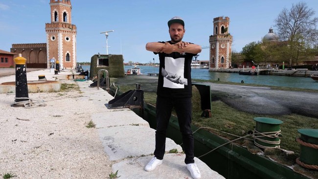 FOTO: Seniman Prancis Gelar Ekshibisi Beyond Walls di Venesia