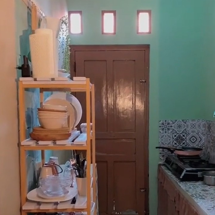 <p>Bagian dapur juga diatur sedemikian rupa agar tidak memakan banyak ruang. (Foto: TikTok @abadibersamaadelweis)</p>