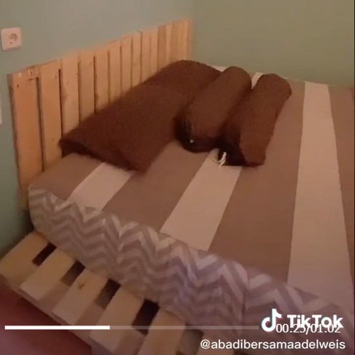 <p>Sementara itu, kamar mereka terlihat sederhana dengan alas kayu dan kasur rendah tanpa kaki. (Foto: TikTok @abadibersamaadelweis)</p>