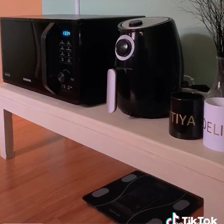 <p>Selain itu, ada juga sudut ruangan yang dijadikan sebagai tempat pembuat kopi dan <em>microwave.</em> (Foto: TikTok @abadibersamaadelweis)</p>
