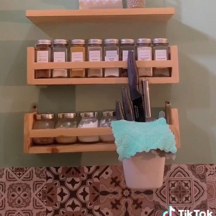 <p>Salah satu triknya adalah dengan memanfaatkan rak dinding dan botol-botol berisi bumbu dapur. (Foto: TikTok @abadibersamaadelweis)</p>