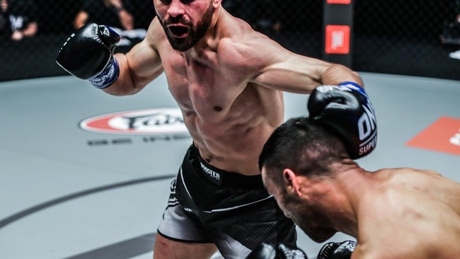 Dalam laga ONE 156 pada Jumat (22/4) malam, Adrian Sadikovic akan menantang Regian Eersel - Juara Dunia ONE Lightwight Kickboxing yang menang 18 laga beruntun.