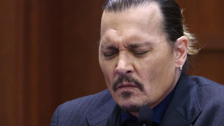 US actor Johnny Depp testifies during the 50 million US dollar Depp vs Heard defamation trial at the Fairfax County Circuit Court in Fairfax, Virginia, U.S., April 21, 2022. Jim Lo Scalzo/Pool via REUTERS