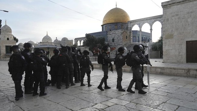 Setidaknya 57 orang terluka dalam bentrokan terbaru antara massa Palestina dengan aparat Israel di kompleks Masjid Al-Aqsa.