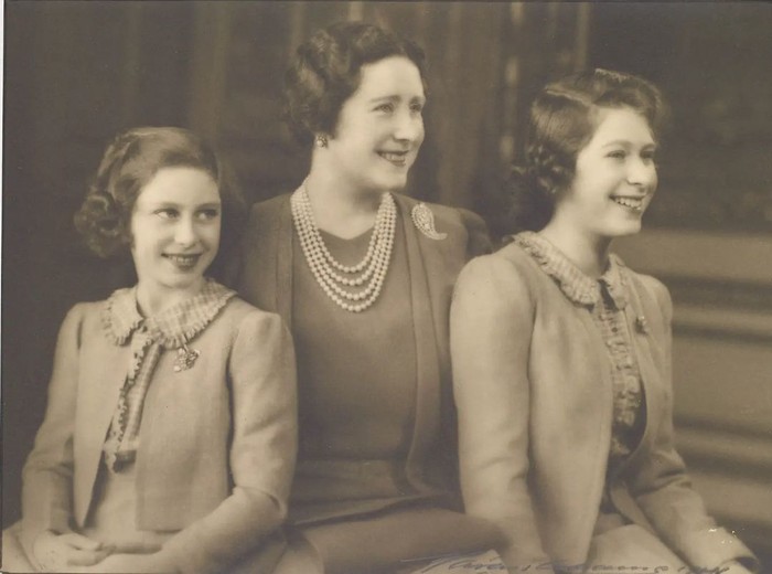 Lahir di London pada 21 April 1926, Elizabeth merupakan putri pertama dari Raja George VI dan Ratu Elizabeth Bowen. Ia ini resmi jadi calon pewaris tahta ketika sang Ayah jadi Raja menggantikan Edward VIII yang memilih mundur demi bisa menikahi pujaan hatinya Wallis Simpson. Tampak Elizabeth muda bersama sang Ibu dan adik, Putri Margaret. Foto: Instagram royalcollectiontrust