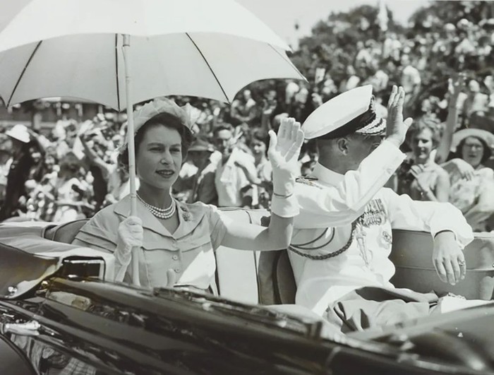 Bersama Pangeran Philip, Ratu Elizabeth II melakukan kunjungan ke Australia pada tahun 1954. Foto: Instagram theroyalfamily