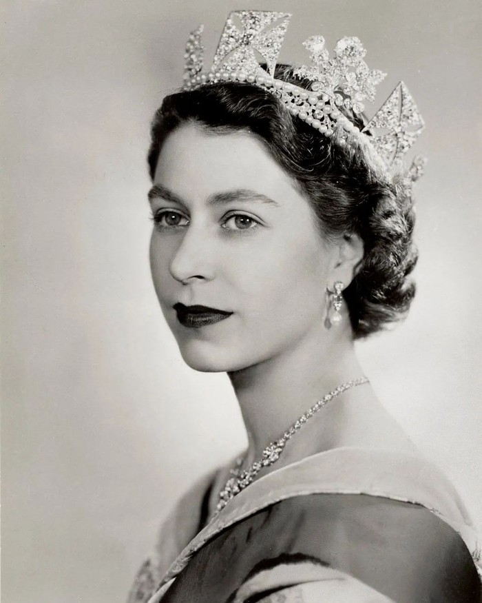 Ratu Elizabeth II naik tahta pada tahun 1952. Kala itu ia berusia 25 tahun. Potret resmi kerajaan berikut diambil 20 hari setelah ia berkuasa. Foto: Instagram theroyalfamily