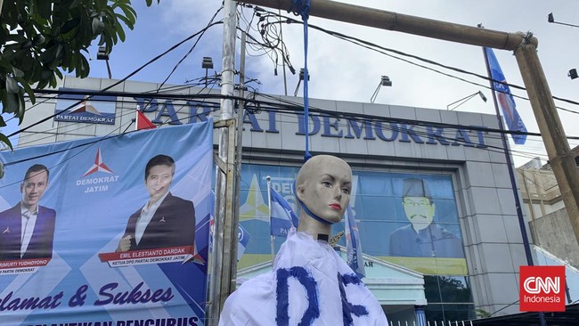 Bayu Airlangga menyatakan mundur dari Partai Demokrat Jawa Timur karena kecewa dan merasa merasa dizalimi atas hasil Musyawarah Daerah Demokrat Jatim.