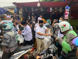 Sambil Bagi Takjil, Ketum PKB Soroti Kenaikan Harga Bahan Pokok