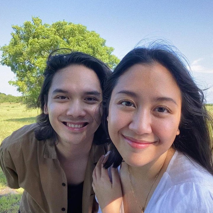<p>Diungkap keduanya, momen bahagia itu berlangsung sesuai dengan harapan dan keinginan keduanya. Akad nikah mereka berlangsung di rumah dan secara sederhana. (Foto: Instagram @sherinasinna)<br /><br /><br /></p>