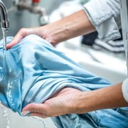 Cara Mudah Menghilangkan Noda Santan dan Minyak yang Menempel di Baju! Lebaran Nggak Khawatir Baju Kotor Lagi