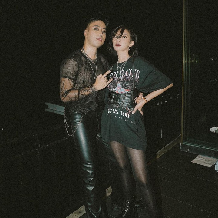 <p>Pasangan ini juga hobi tampil kompak dengan berbagai gaya. Termasuk ketika tampil eksentrik mengenakan gaya busana dan riasan <em>goth.</em> (Foto: Instagram @vidialdiano)</p>