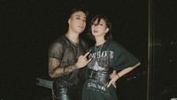 <p>Pasangan ini juga hobi tampil kompak dengan berbagai gaya. Termasuk ketika tampil eksentrik mengenakan gaya busana dan riasan <em>goth.</em> (Foto: Instagram @vidialdiano)</p>