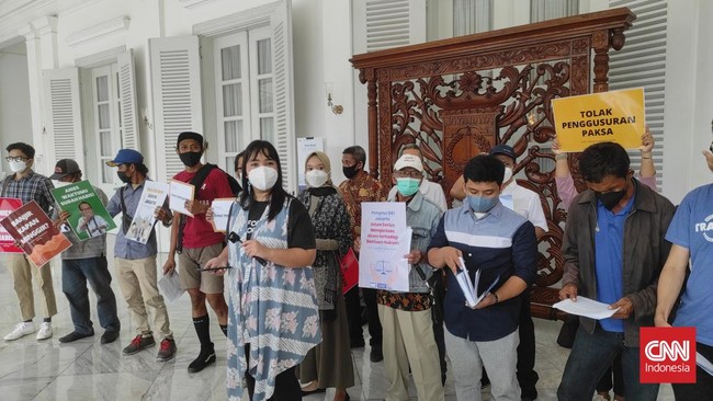 Warga memberikan surat peringatan kedua kepada Anies Baswedan karena tak kunjung menyelesaikan sembilan masalah krusial di Jakarta.