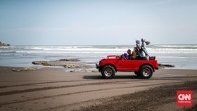 FOTO: Offroad Tepi Pantai Gumuk Pasir, Disapa Pasir dan Angin Yogya
