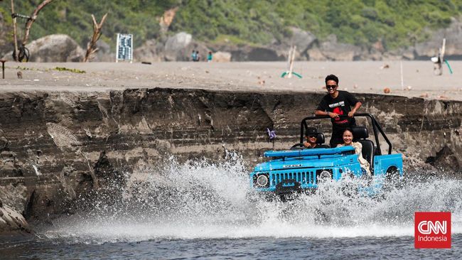 Bermain pasir di pantai sudah biasa. Namun jika ingin offroad di kawasan pantai, wisatawan bisa melakukannya di Gumuk Pasir Parangkusumo, Yogyakarta.