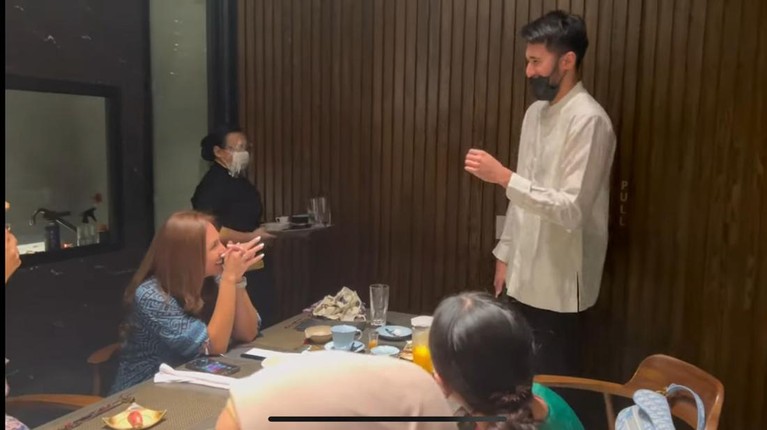 Momen Wulan Guritno kenalkan Sabda Ahessa ke geng artis