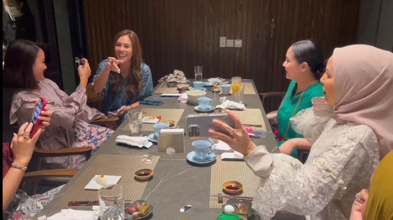 Wulan Guritno dan Sabda Ahessa Momen Wulan Guritno kenalkan Sabda Ahessa ke geng artis