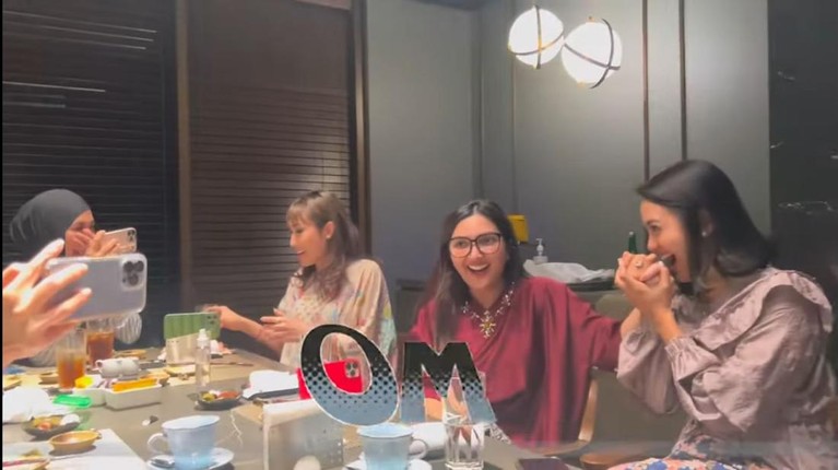 Wulan Guritno dan Sabda Ahessa Momen Wulan Guritno kenalkan Sabda Ahessa ke geng artis