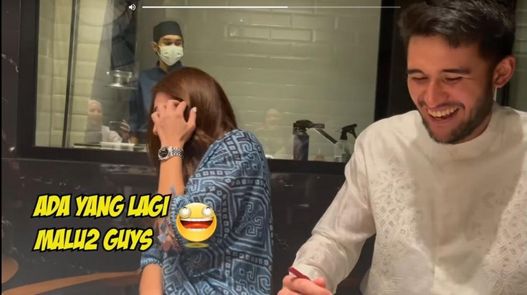 Wulan Guritno dan Sabda Ahessa Momen Wulan Guritno kenalkan Sabda Ahessa ke geng artis