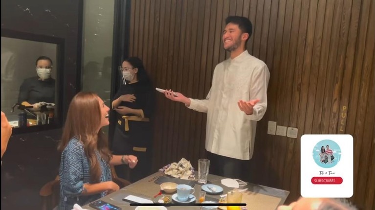 Wulan Guritno dan Sabda Ahessa Momen Wulan Guritno kenalkan Sabda Ahessa ke geng artis