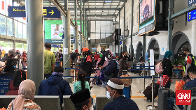 Ratusan Pemudik Mulai Padati Stasiun Pasar Senen Hari Ini