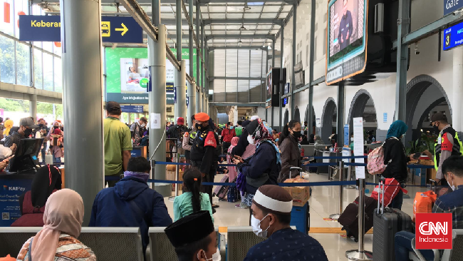 Sejumlah pemudik memutuskan untuk mudik lebih awal hari ini, dan antusias berkumpul bersama keluarga seiring diperbolehkannya mudik oleh pemerintah.