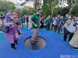 Momen Anies Baswedan Loncat-loncat di Trampolin Tebet Eco Park