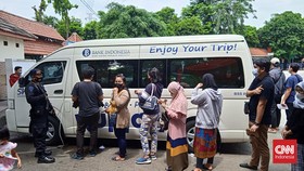 Warga Mengantre Tukar Uang di Kas Keliling BI Kampung Rambutan