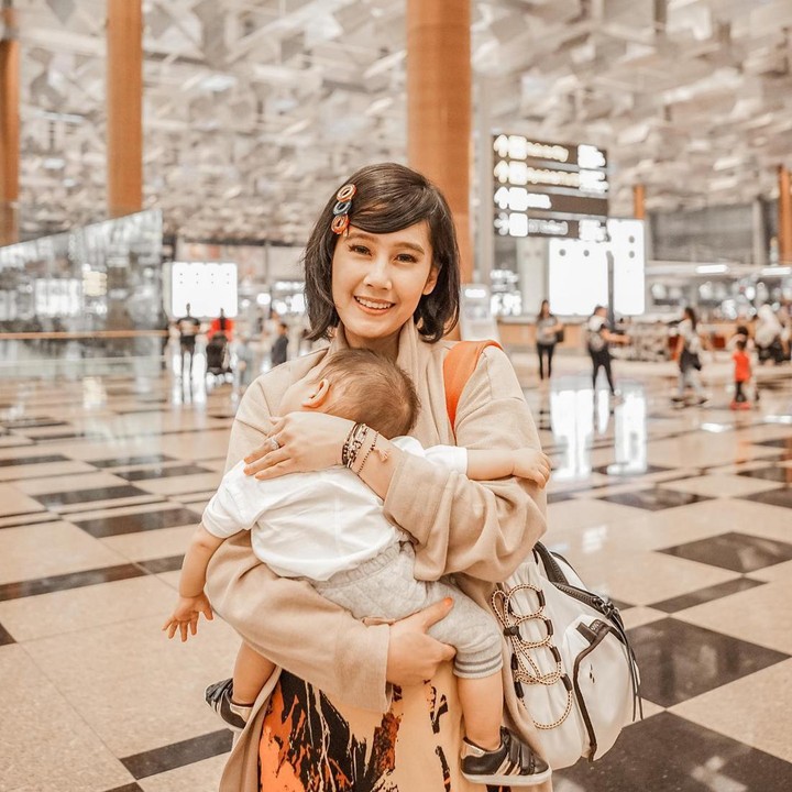 <p>Artis Ardina Rasti bertekad untuk menyusui dan memberikan ASI eksklusif kepada dua anaknya, yakni Anara Langit Adria Respati dan Awan Biru Araya. Perempuan 39 tahun ini menyusui kedua anaknya sampai berusia dua tahun, Bunda. Ardina Rasti selalu rajin menyusui dan menyetok ASI perah hingga produksi ASI-nya pun berlimpah. (Foto: Instagram @ardinarasti6)</p>