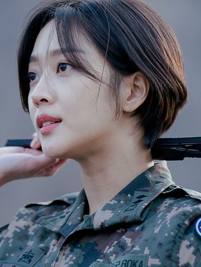 Biasa tampil dengan rambut panjang, Jo Bo Ah sukses membuat penonton pangling oleh potongan rambut super pendeknya dalam drama Military Prosecutor Doberman./ foto: instagram.com/tvn_drama