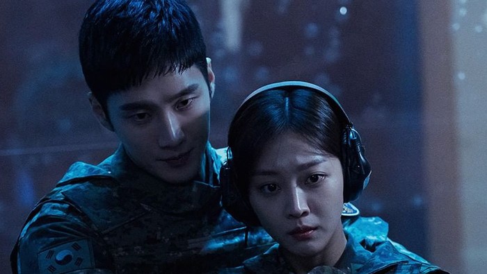 Dalam drama tersebut, Jo Bo Ah memerankan tokoh jaksa militer, sekaligus jadi lawan main Ahn Bo Hyun./ foto: instagram.com/tvn_drama