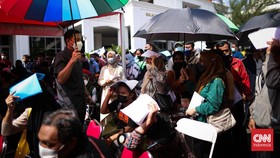 FOTO: Warga Mengantre Daftar Program Mudik Gratis Polda Metro