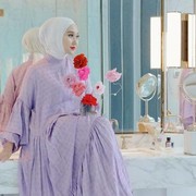 Inspirasi Busana Muslim dengan Nuansa Warna Ungu Muda yang Kekinian ala Dian Pelangi