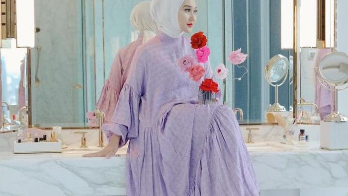 Inspirasi Busana Muslim dengan Nuansa Warna Ungu Muda yang Kekinian ala Dian Pelangi