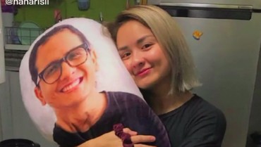 Rayakan Ultah, Joanna Alexandra Peluk Erat Bantal dengan Wajah Mendiang Suami