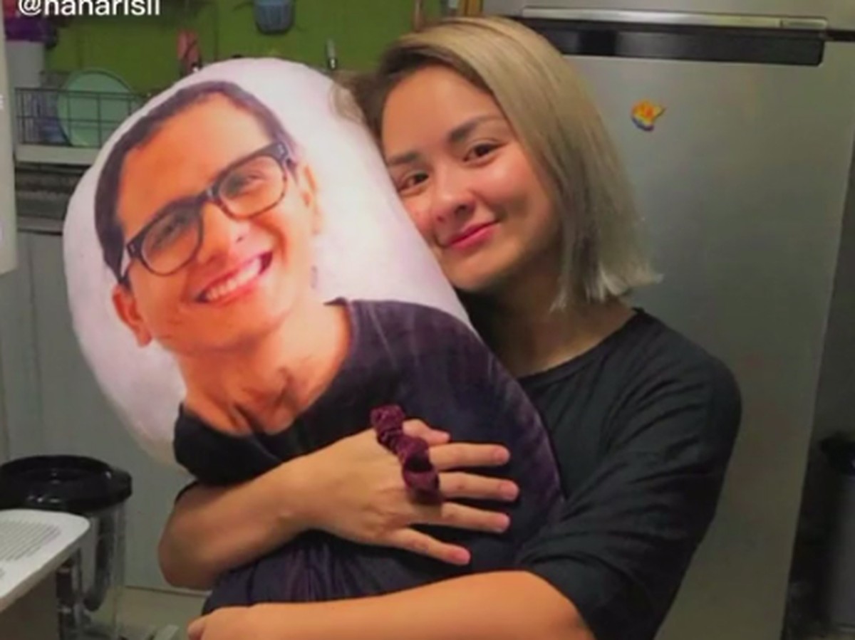 Joanna Alexandra Peluk Erat Bantal dengan Wajah Mendiang Suami