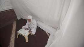 FOTO: Khusyuk Iktikaf Ramadhan Muslim Pakistan