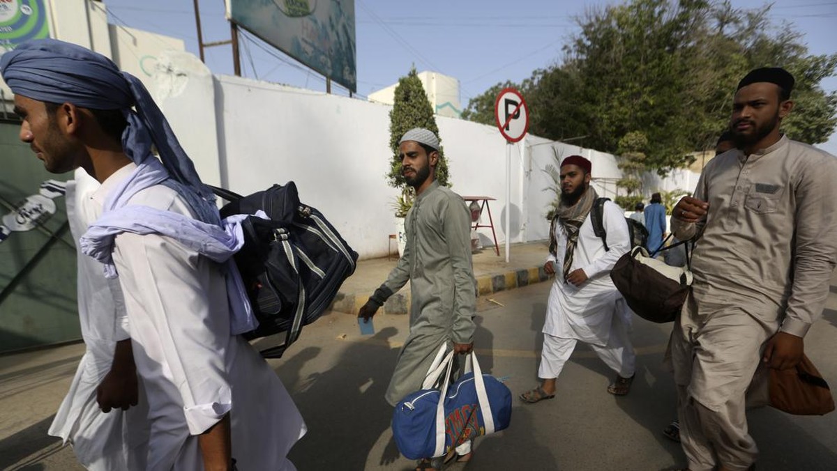 FOTO: Khusyuk Iktikaf Ramadhan Muslim Pakistan
