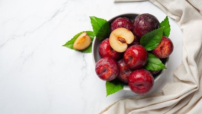 6 Manfaat Buah Plum untuk Kecantikan, dari Mencerahkan sampai Menutrisi Kulit Wajah!