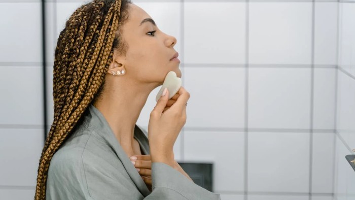 Tidak Hanya Untuk Wajah, Berikut 4 Manfaat Gua Sha Bagi Kesehatan yang Perlu Diketahui!