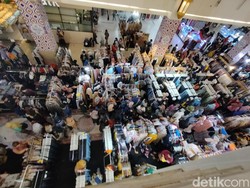2 Mal di Surabaya Diserbu Pengunjung yang Berburu Baju Lebaran
