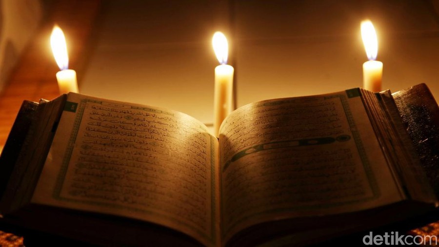 Memasuki 10 hari terakhir bulan suci ramadan, banyak orang berlomba-lomba mengejar pahala. Salah satunya kala ia menyambut Nuzulul Quran. Inilah potretnya. 



Nuzulul Quran adalah peristiwa turunnya Al-Quran dalam menyempurnakan ajaran Islam sebagai petunjuk umat manusia. Momen ini diperingati saat memasuki hari ke -17 Bulan Suci Ramadan.