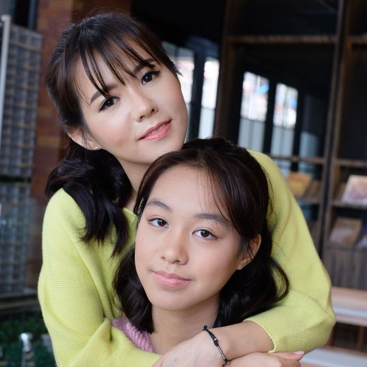 <p>Selain jago bela diri, para cantik Mika juga tak bisa diremehkan, Bunda. Mirip banget sang Bunda, ya! (Foto: Instagram: @julietaslim)</p>