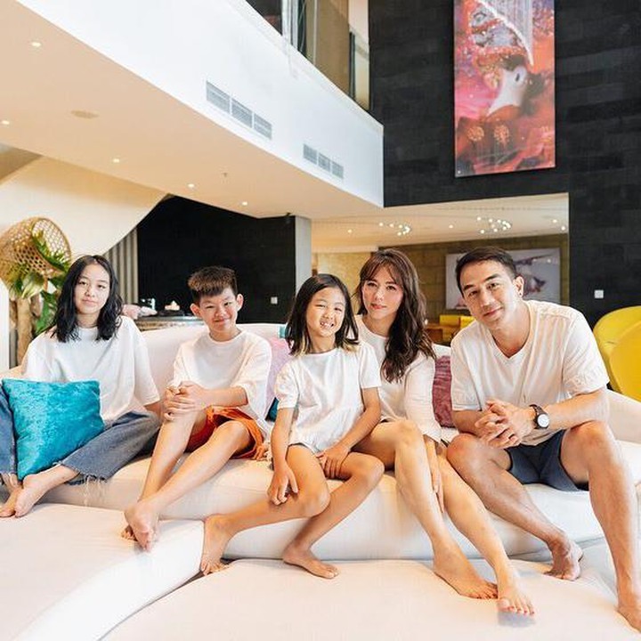 <p>Meski begitu, Joe Taslim kerap membagikan potretnya bersama anak-anaknya, lho. (Foto: Instagram: @joe_taslim)</p>