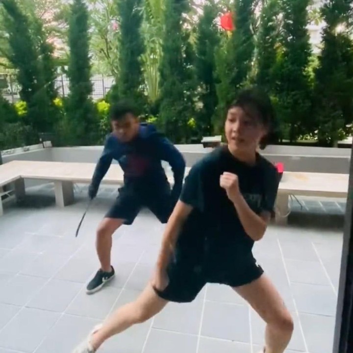 <p>Mirip seperti Azka Corbuzier, Mika juga memiliki bakat bela diri, lho. Wah, menurun dari sang Ayah banget ya, Bunda! (Foto: Instagram: @joe_taslim)</p>
