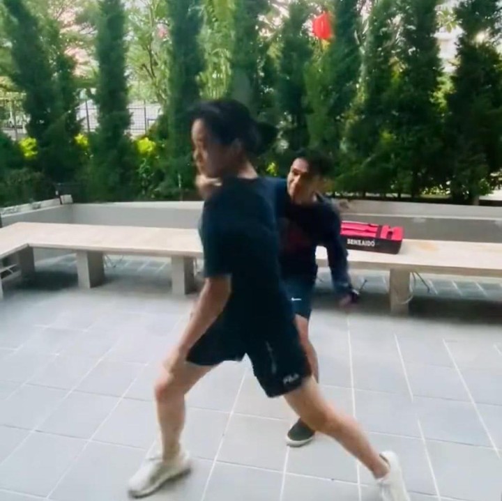 <p>Pada beberapa kesempatan, Joe Taslim terlihat menemani Mika berlatih, Bunda. Ayah idaman banget, ya! (Foto: Instagram: @joe_taslim)</p>